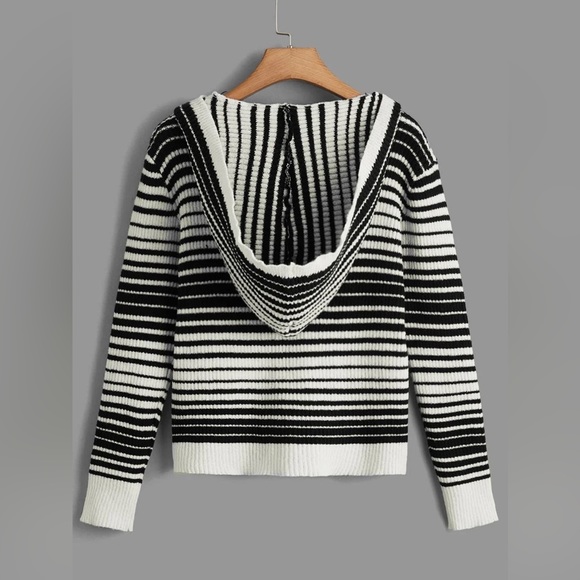 🆕 Striped Pattern Zip Up Hooded Cardigan 🖤🤍 - Picture 2 of 5